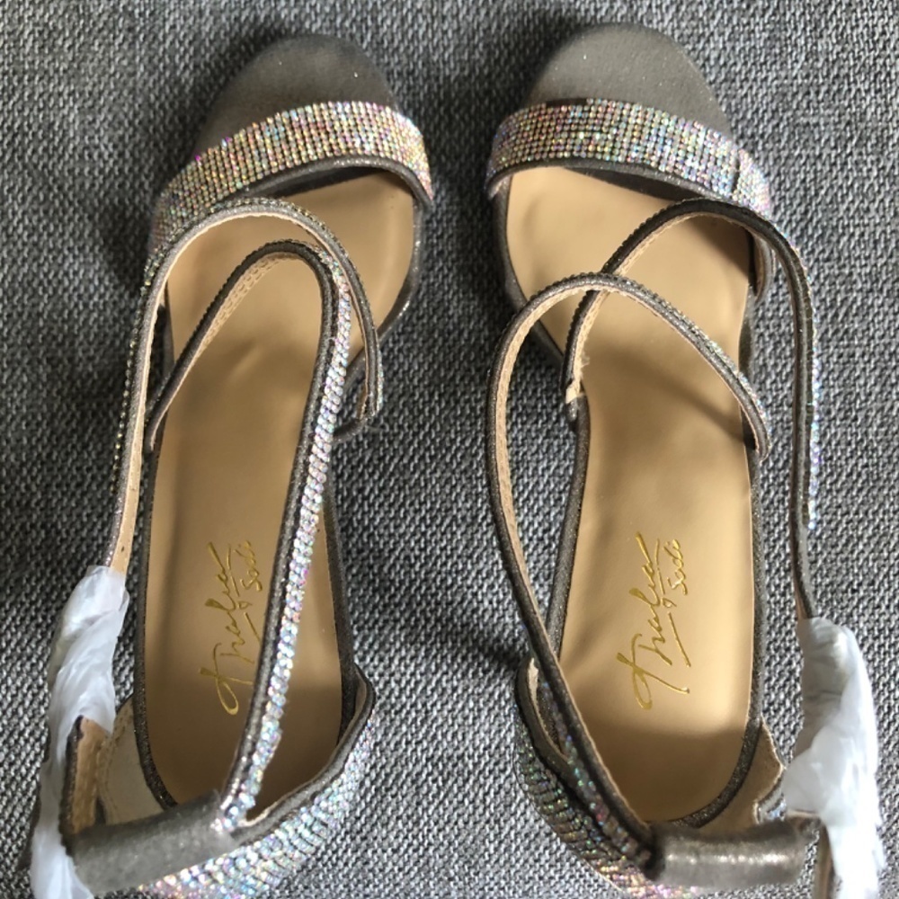 Thalia Sodi Womenโs Dress Sandals Shoes Sparkling Golden Wedding Party Heels 6.5 - Picture 16 of 17